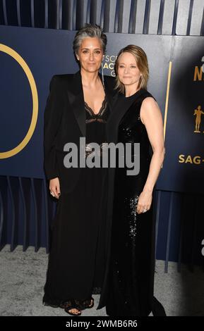 LOS ANGELES, KALIFORNIEN - 24. FEBRUAR: Alexandra Hedison und Jodie Foster nehmen an den 30. Jährlichen Screen Actors Guild Awards im Shrine Audito Teil Stockfoto