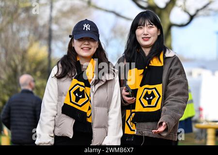 Wolverhampton, Großbritannien. Februar 2024. Fans, die während des Premier League-Spiels Wolverhampton Wanderers gegen Sheffield United in Molineux, Wolverhampton, Großbritannien, am 25. Februar 2024 (Foto: Cody Froggatt/News Images) in Wolverhampton, Großbritannien, am 25. Februar 2024 am Boden ankommen. (Foto: Cody Froggatt/News Images/SIPA USA) Credit: SIPA USA/Alamy Live News Stockfoto