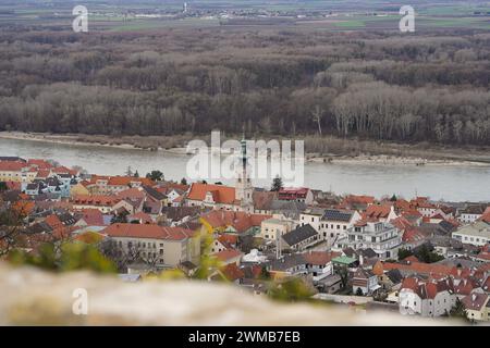 Die Heimenburg ist die Ruine einer Hochburg über der Stadt Hainburg an der Donau in Niederösterreich Stockfoto