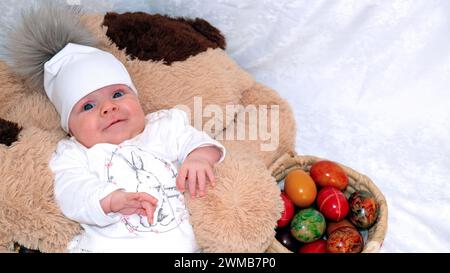 Frohe Ostern mit süßem Mädchen Stockfoto