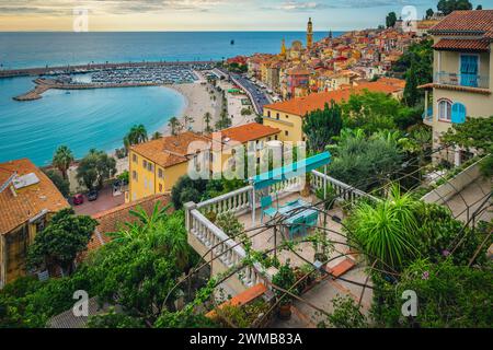 Hübscher kleiner Innenhof mit verschiedenen grünen Pflanzen und toller Aussicht von der Terrasse, Menton, Provence Alpes Cote d Azur, Frankreich, Europa Stockfoto