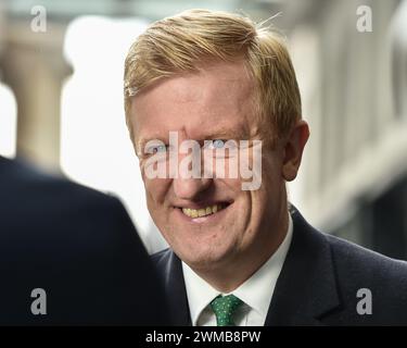 London, Großbritannien, 25. Februar 2024. Der stellvertretende Premierminister Oliver Dowden wird vor den BBC Studios nach seinem Auftritt am Sonntag mit Laura Kuenssberg gesichtet. Autor: Thomas Krych/Alamy Live News Stockfoto