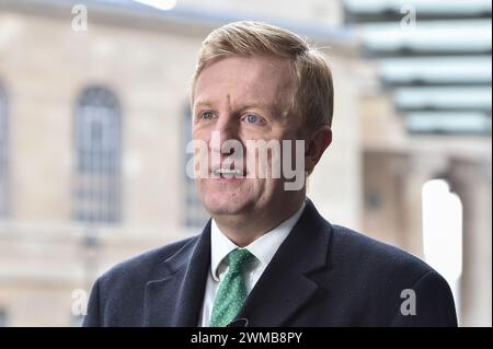 London, Großbritannien, 25. Februar 2024. Der stellvertretende Premierminister Oliver Dowden wird vor den BBC Studios nach seinem Auftritt am Sonntag mit Laura Kuenssberg gesichtet. Autor: Thomas Krych/Alamy Live News Stockfoto