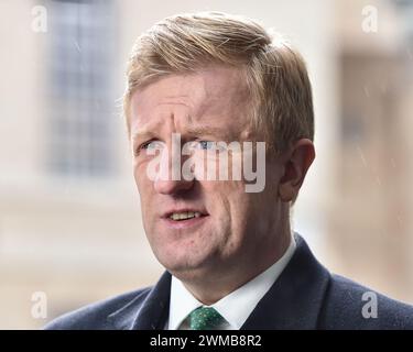 London, Großbritannien, 25. Februar 2024. Der stellvertretende Premierminister Oliver Dowden wird vor den BBC Studios nach seinem Auftritt am Sonntag mit Laura Kuenssberg gesichtet. Autor: Thomas Krych/Alamy Live News Stockfoto