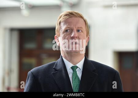 London, Großbritannien, 25. Februar 2024. Der stellvertretende Premierminister Oliver Dowden wird vor den BBC Studios nach seinem Auftritt am Sonntag mit Laura Kuenssberg gesichtet. Autor: Thomas Krych/Alamy Live News Stockfoto