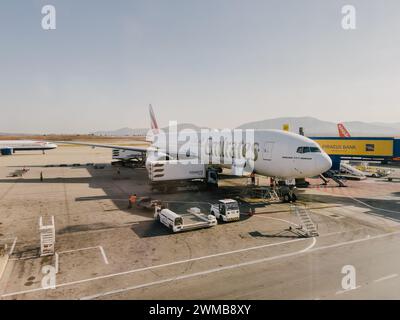 Afines, Griechenland - 20. august 2023: Ein großes Passagierflugzeug steht vor dem Abflug am Kontrollpunkt Stockfoto