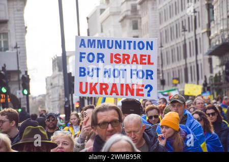 London, Großbritannien. Februar 2024. Tausende von Menschen marschierten in Zentral-London in Solidarität mit der Ukraine am zweiten Jahrestag des Angriffs Russlands. Quelle: Vuk Valcic/Alamy Live News Stockfoto