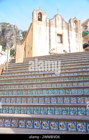 Dekorierte Keramiktreppen in der Provinz Cefalu Palermo, Sizilien, Italien Stockfoto
