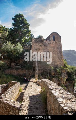 In Cefalu, Italien, am 2923. oktober, der Felsen von Cefalu (La rocca di Cefalu) und die Ruinen der alten Burg in der Provinz Palermo, Sizilien, Italien Stockfoto