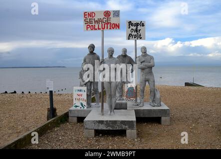 Das Bild zeigt eine Kunstinstallation mit dem Titel „Sirens of Sewage“ von Jason deCaires Taylor. Die Skulptur ist aus Lebensabgaben von Einwohnern von Whitstable und gefertigt Stockfoto