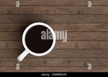 Schwarzer Kaffee in einer weißen Tasse auf einem Holztisch. Illustration des Konzepts Morgen, Entspannung und als Hintergrund für Website-Vorlagen und Folien Stockfoto