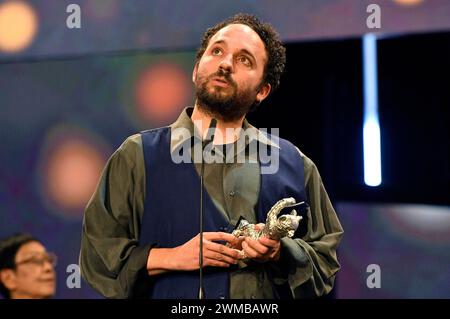 Nelson Carlos de Los Santos Arias mit dem Silbernen Bär für die beste Regie bei Pepe bei der Abschlusszeremonie mit Preisverleihung auf der Berlinale 2024 / 74. Internationale Filmfestspiele Berlin im Berlinale Palast. Berlin, 24.02.2024 *** Nelson Carlos de Los Santos Arias mit dem Silbernen Bären als bester Regisseur für Pepe bei der Abschlusszeremonie und Preisverleihung bei der Berlinale 2024 74 Berlin International Film Festival im Berlinale Palast Berlin, 24 02 2024 Foto:Xn.xKubelkax/xFuturexImagex preisverleihung 4388 Stockfoto