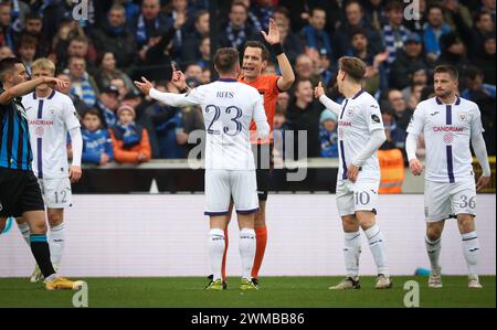 Brügge, Belgien. Februar 2024. Schiedsrichter Erik Lambrechts gibt Gesten während eines Fußballspiels zwischen Club Brugge und RSC Anderlecht am Sonntag, den 25. Februar 2024 in Brügge, am 27. Tag der Saison 2023-2024 der ersten Liga der „Jupiler Pro League“ der belgischen Meisterschaft. BELGA PHOTO VIRGINIE LEFOUR Credit: Belga News Agency/Alamy Live News Stockfoto