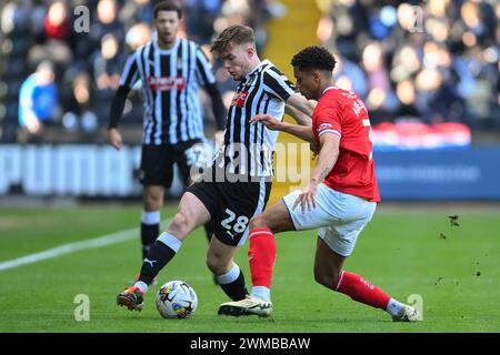 Lewis Macari aus Notts County kämpft mit Rio Adebisi aus Crewe Alexandra während des Spiels der Sky Bet League 2 zwischen Notts County und Crewe Alexandra in der Meadow Lane, Nottingham am Samstag, den 24. Februar 2024. (Foto: Jon Hobley | MI News) Credit: MI News & Sport /Alamy Live News Stockfoto