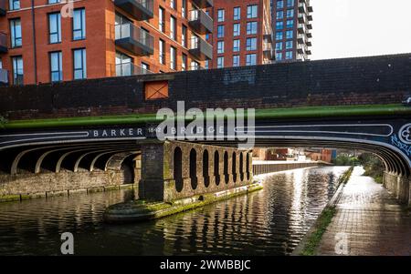 Die Barker Bridge, die über den Birmingham Fazeley Kanal im Zentrum von Brimingham verläuft, ist ein denkmalgeschütztes Bauwerk. Stockfoto