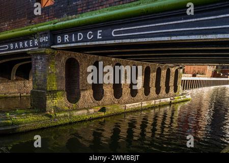 Die Barker Bridge, die über den Birmingham Fazeley Kanal im Zentrum von Brimingham verläuft, ist ein denkmalgeschütztes Bauwerk. Stockfoto