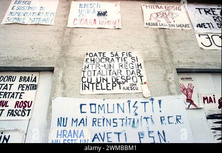 Brasov, Rumänien, April 1990. Nach der antikommunistischen Revolution von 1989 brachen im ganzen Land Proteste gegen die ehemaligen kommunistischen Beamten aus, die sofort die Macht ergriffen hatten. Auf dem zentralen Platz von Brasov verurteilten Plakate und Banner die neue Partei an der Macht, F.S.N. Stockfoto