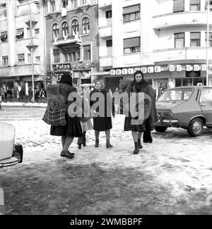 Bukarest, Rumänien, ca. 1976. Frauen aus der Region Maramures verkaufen traditionelle Wolldecken in der Innenstadt von Bukarest. Stockfoto