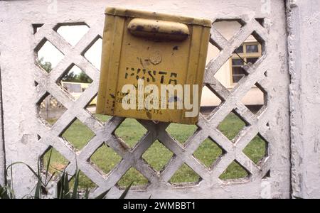 Briefkasten an einer Mauer auf dem Land Rumäniens, ca. 1990 Stockfoto