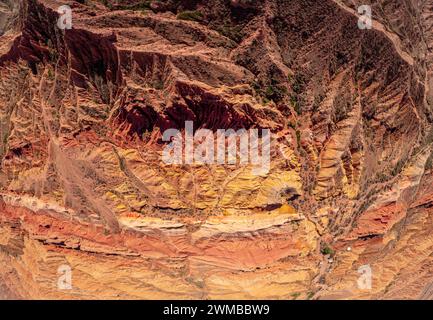 Blick von oben auf die wunderschöne Landschaft des Skazka Canyon. Rocks Fairy Tale - berühmtes Reiseziel in Kirgisistan. Felsformationen in Form eines Drachen spi Stockfoto