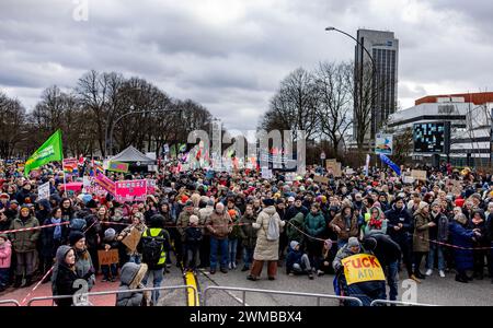 Hamburg, Deutschland. Februar 2024. Tausende von Menschen haben sich zu einer Demonstration gegen die Rechte versammelt. Die Demonstration, die von einer breiten Allianz organisiert wurde, fand unter dem Motto „Wir sind die Firewall“ statt. Quelle: Axel Heimken/dpa/Alamy Live News Stockfoto