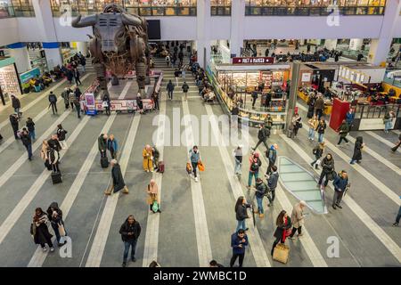 Kunden und Passagiere am Bahnhof Birmingham New Street, gehen und stehen im Hauptfoyer mit Ozzy, dem tobenden Bullen. Stockfoto