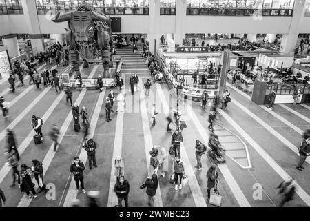 Kunden und Passagiere am Bahnhof Birmingham New Street, gehen und stehen im Hauptfoyer mit Ozzy, dem tobenden Bullen. Stockfoto