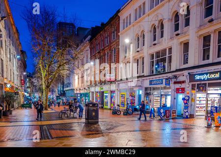 Die Hauptfußgängerzone New Street mit Geschäften, Cafés und Restaurants im Zentrum der Stadt Birmingham bei Nacht. Stockfoto