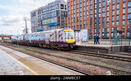 East Midlands Railway Regional Type British Rail Class 170 TurboStar Diesel-Personenzüge am Bahnhof Nottingham. Stockfoto