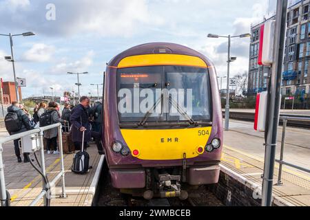 East Midlands Railway Regional Type British Rail Class 170 TurboStar Diesel-Personenzüge am Bahnhof Nottingham. Stockfoto