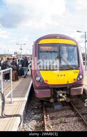 East Midlands Railway Regional Type British Rail Class 170 TurboStar Diesel-Personenzüge am Bahnhof Nottingham. Stockfoto