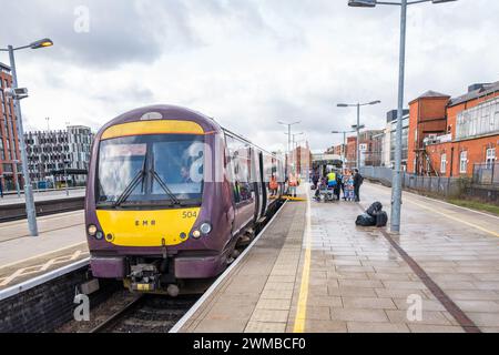 East Midlands Railway Regional Type British Rail Class 170 TurboStar Diesel-Personenzüge am Bahnhof Nottingham. Stockfoto