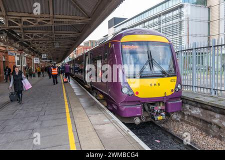 East Midlands Railway Regional Type British Rail Class 170 TurboStar Diesel-Personenzüge am Bahnhof Nottingham. Stockfoto