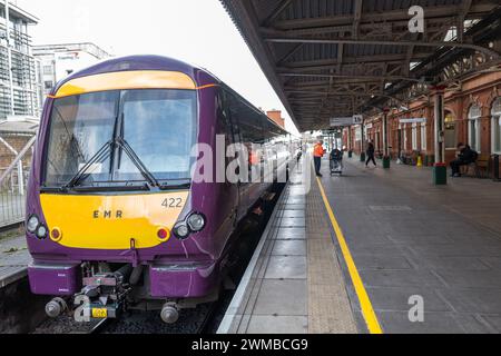 East Midlands Railway Regional Type British Rail Class 170 TurboStar Diesel-Personenzüge am Bahnhof Nottingham. Stockfoto