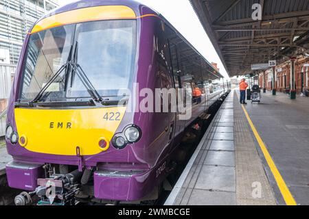 East Midlands Railway Regional Type British Rail Class 170 TurboStar Diesel-Personenzüge am Bahnhof Nottingham. Stockfoto