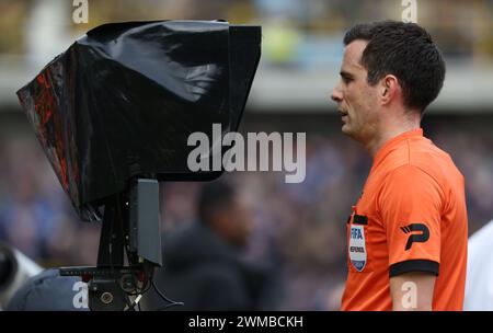 Brügge, Belgien. Februar 2024. Schiedsrichter Erik Lambrechts sah eine Szene auf dem Bildschirm des VAR-Videoassistenten während eines Fußballspiels zwischen Club Brugge und RSC Anderlecht am Sonntag, den 25. Februar 2024 in Brügge, am 27. Tag der Saison 2023-2024 der ersten Liga der belgischen Meisterschaft. BELGA PHOTO VIRGINIE LEFOUR Credit: Belga News Agency/Alamy Live News Stockfoto