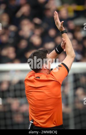 Brügge, Belgien. Februar 2024. Schiedsrichter Erik Lambrechts gibt Gesten während eines Fußballspiels zwischen Club Brugge und RSC Anderlecht am Sonntag, den 25. Februar 2024 in Brügge, am 27. Tag der Saison 2023-2024 der ersten Liga der „Jupiler Pro League“ der belgischen Meisterschaft. BELGA PHOTO VIRGINIE LEFOUR Credit: Belga News Agency/Alamy Live News Stockfoto