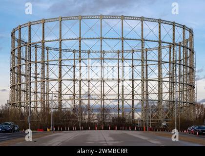 Legendärer Gashalter am Etihad Stadium in Manchester, der derzeit abgerissen wird. England 2023. Stockfoto