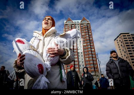 ROTTERDAM - Teilnehmer der Manifestation Hände weg Rafah nehmen an einer Protestprozession durch das Stadtzentrum Teil. Die Demonstration ist gegen Israels Aktionen im Gazastreifen. ANP ROBIN UTRECHT niederlande raus - belgien raus Stockfoto