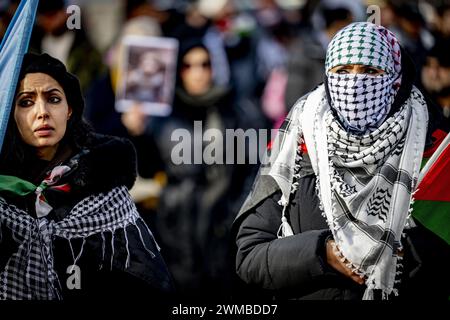 ROTTERDAM - Teilnehmer der Manifestation Hände weg Rafah nehmen an einer Protestprozession durch das Stadtzentrum Teil. Die Demonstration zielt auf die Aktionen Israels im Gazastreifen ab. ANP ROBIN UTRECHT niederlande raus - belgien raus Stockfoto