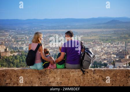 Familie mit Kindern umarmt vor dem Panoramablick auf Grenada Stockfoto