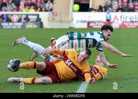 Dan Casey von Motherwell fordert Celtic Nicolas Kuhn während des Cinch-Premiership-Spiels im Fir Park Stadium in Motherwell heraus. Bilddatum: Sonntag, 25. Februar 2024. Stockfoto