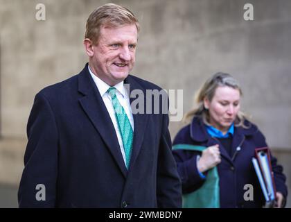 London, Großbritannien, 25. Februar 2024. Oliver Dowden, stellvertretender Premierminister des Vereinigten Königreichs, Kanzler des Herzogtums von Lancaster, Politiker der Konservativen Partei, wird im BBC Broadcasting House in Central London zu einem Appell gesehen. Quelle: Imageplotter/Alamy Live News Stockfoto