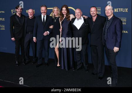 Los Angeles, Usa. Februar 2024. LOS ANGELES, KALIFORNIEN, USA - 24. FEBRUAR: RJ Mitte, Jonathan Banks, Bryan Cranston, Anna Gunn, Betsy Brandt, Dean Norris, Aaron Paul und Bob Odenkirk posieren im Presseraum bei den 30. Annual Screen Actors Guild Awards, die am 24. Februar 2024 im Shrine Auditorium and Expo Hall in Los Angeles, Kalifornien, USA, stattfanden. (Foto: Xavier Collin/Image Press Agency) Credit: Image Press Agency/Alamy Live News Stockfoto