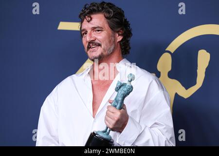 Los Angeles, Usa. Februar 2024. LOS ANGELES, KALIFORNIEN, USA - 24. FEBRUAR: Pedro Pascal, Gewinner des Outstanding Performance by A Male Actor in a Drama Series Award für „The Last of US“ posiert im Presseraum bei den 30. Annual Screen Actors Guild Awards, die am 24. Februar 2024 im Shrine Auditorium and Expo Hall in Los Angeles, Kalifornien, USA, stattfanden. (Foto: Xavier Collin/Image Press Agency) Credit: Image Press Agency/Alamy Live News Stockfoto