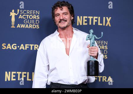 Los Angeles, Usa. Februar 2024. LOS ANGELES, KALIFORNIEN, USA - 24. FEBRUAR: Pedro Pascal, Gewinner des Outstanding Performance by A Male Actor in a Drama Series Award für „The Last of US“ posiert im Presseraum bei den 30. Annual Screen Actors Guild Awards, die am 24. Februar 2024 im Shrine Auditorium and Expo Hall in Los Angeles, Kalifornien, USA, stattfanden. (Foto: Xavier Collin/Image Press Agency) Credit: Image Press Agency/Alamy Live News Stockfoto