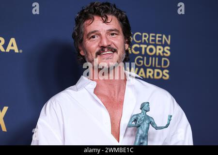 Los Angeles, Usa. Februar 2024. LOS ANGELES, KALIFORNIEN, USA - 24. FEBRUAR: Pedro Pascal, Gewinner des Outstanding Performance by A Male Actor in a Drama Series Award für „The Last of US“ posiert im Presseraum bei den 30. Annual Screen Actors Guild Awards, die am 24. Februar 2024 im Shrine Auditorium and Expo Hall in Los Angeles, Kalifornien, USA, stattfanden. (Foto: Xavier Collin/Image Press Agency) Credit: Image Press Agency/Alamy Live News Stockfoto
