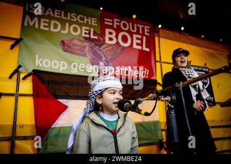 ROTTERDAM: Ein Kind spricht während der Demonstration von „Hands off Rafah“. Die Demonstration ist gegen Israels Aktionen im Gazastreifen. ANP ROBIN UTRECHT niederlande raus - belgien raus Stockfoto