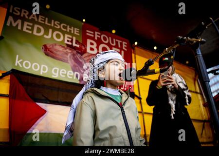 ROTTERDAM: Ein Kind spricht während der Demonstration von „Hands off Rafah“. Die Demonstration ist gegen Israels Aktionen im Gazastreifen. ANP ROBIN UTRECHT niederlande raus - belgien raus Stockfoto