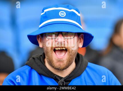 Brighton-Fans sehen glücklich aus während des Premier League-Spiels zwischen Brighton und Hove Albion und Everton im American Express Stadium, Brighton, UK - 24. Februar 2024 Foto Simon Dack / Teleobjektive nur redaktionelle Verwendung. Kein Merchandising. Für Football Images gelten Einschränkungen für FA und Premier League, inc. Keine Internet-/Mobilnutzung ohne FAPL-Lizenz. Weitere Informationen erhalten Sie bei Football Dataco Stockfoto